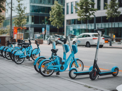 Quelle solution de mobilité partagée choisir pour votre ville : vélo en libre-service, trottinette ou autopartage local